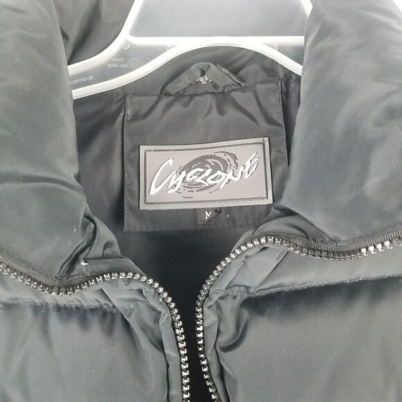 Black Cyclone puffer vest. Size M - Picture 4 of 15